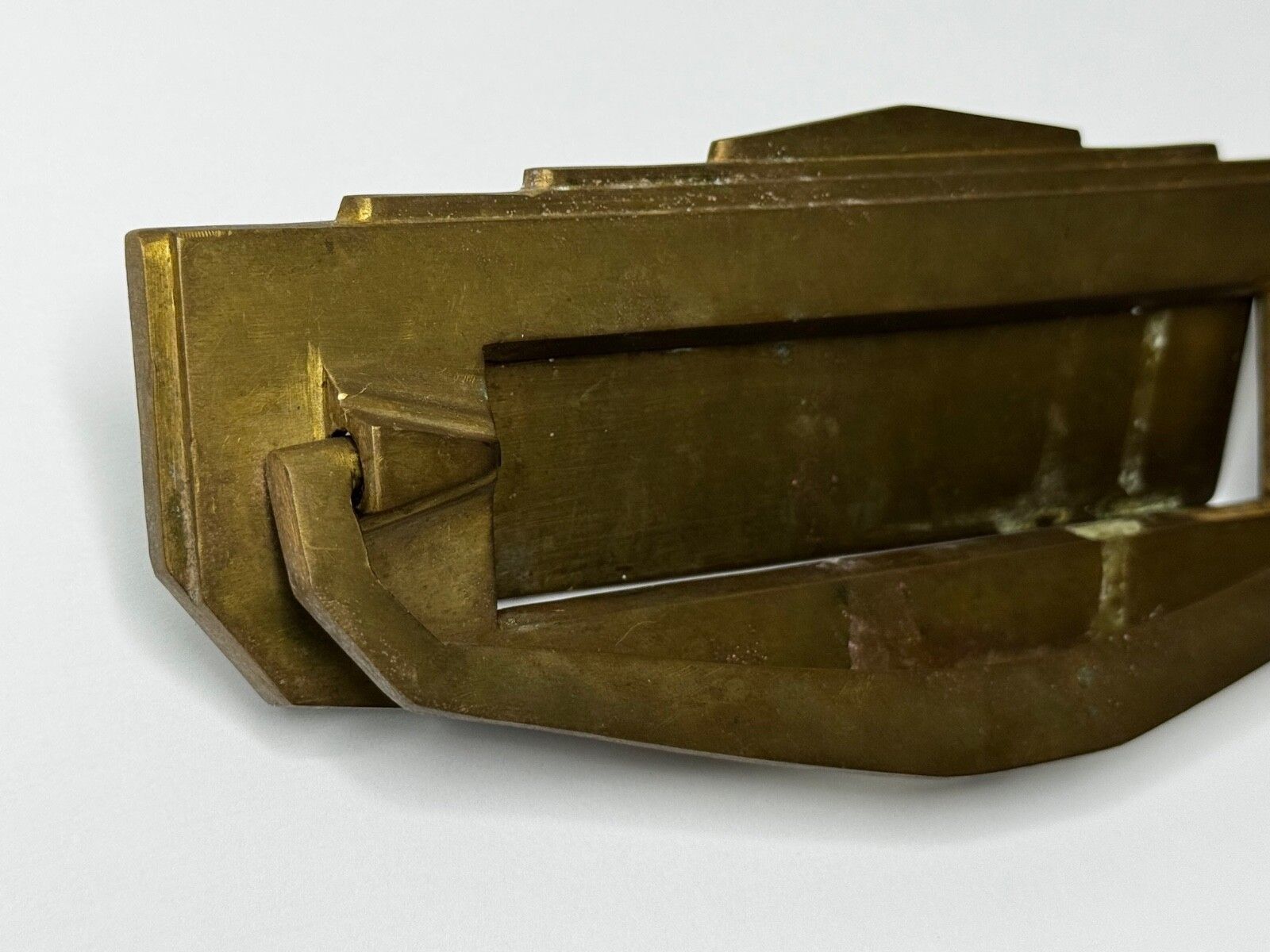 Art Deco Deurklopper met Trapsgewijs Ontwerp en Brievengleuf in Messing photo for sale