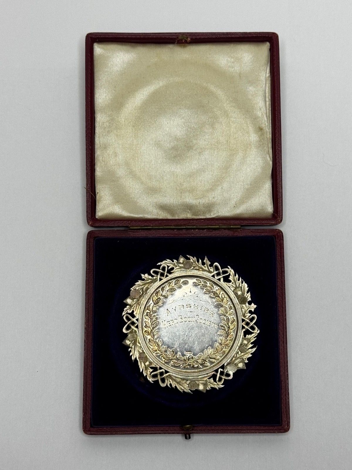 Victoriaanse Schotse zilveren landbouwprijsmedaille Ayrshire koe, kalf en stier photo 1250.0