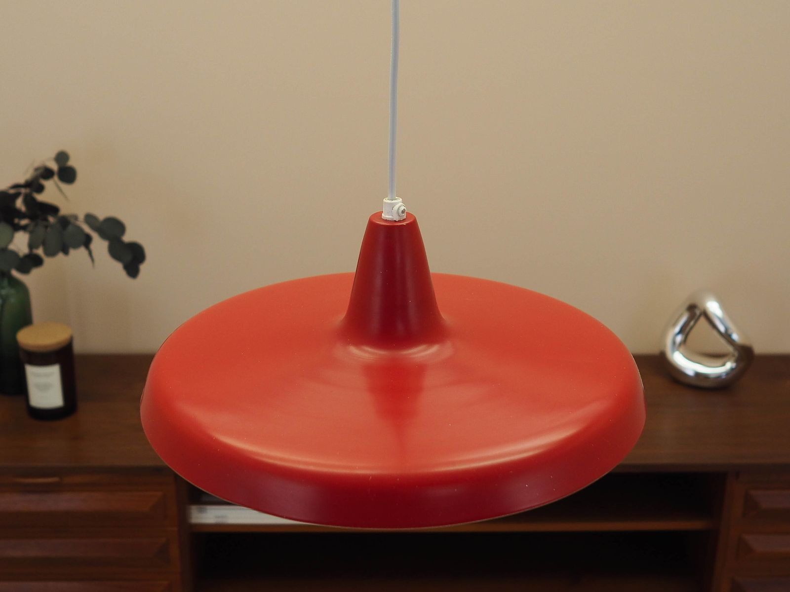 photo furniture Lampe à suspension industrielle danoise en métal rouge, design scandinave moderne, années 1960
