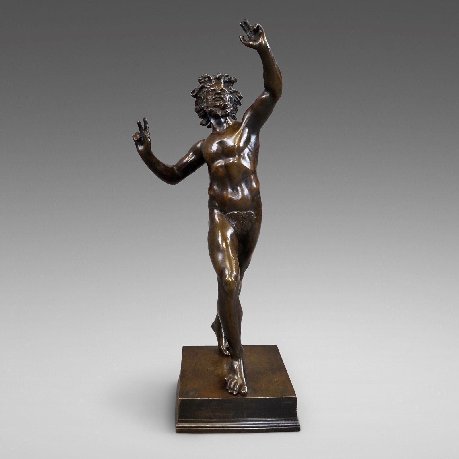 Italiaans bronzen 'Grand Tour'-souvenir van een dansende faun, eind 19e eeuw