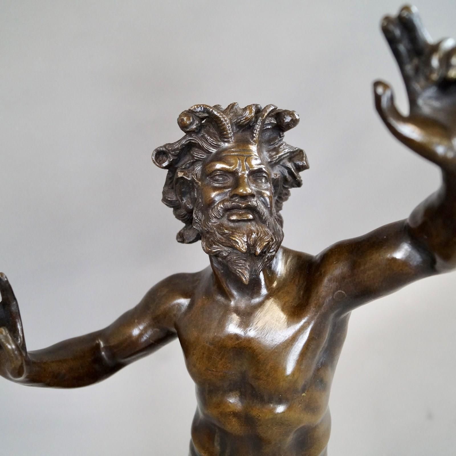 Italiaans bronzen 'Grand Tour'-souvenir van een dansende faun, eind 19e eeuw photo furniture