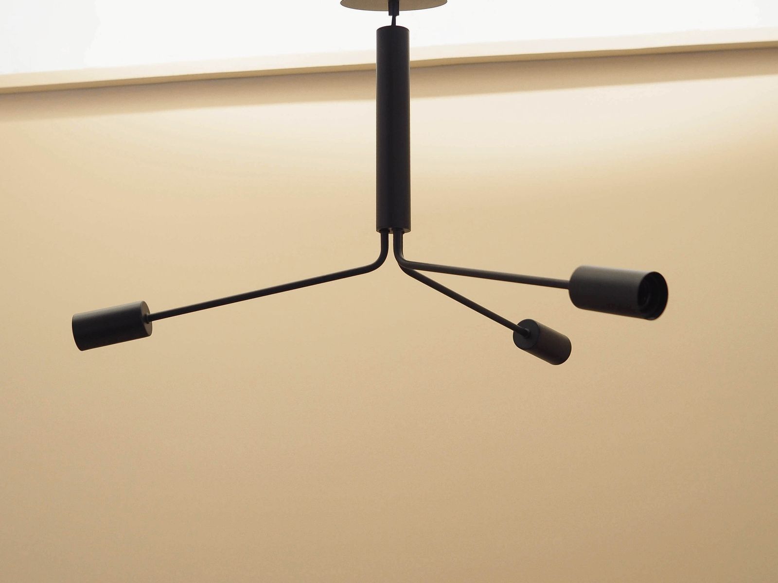 Frandsen hanglamp drie armen zwart metaal Deens design jaren 2000 photo for sale