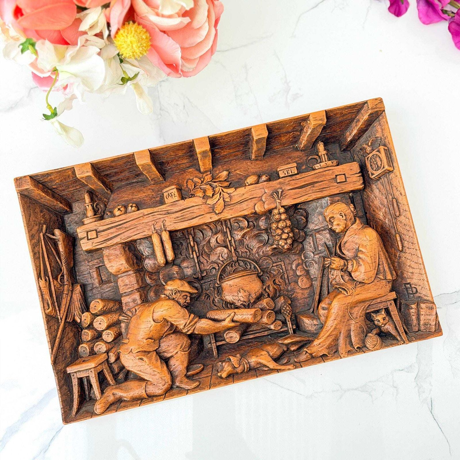 Continentaal rustiek gesneden eikenhouten wandpaneel, 3d haardscène, 20e eeuw photo buy