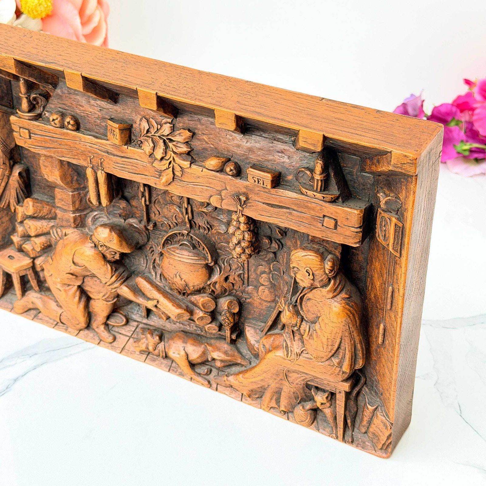 Kunst Continentaal rustiek gesneden eikenhouten wandpaneel, 3d haardscène, 20e eeuw photo