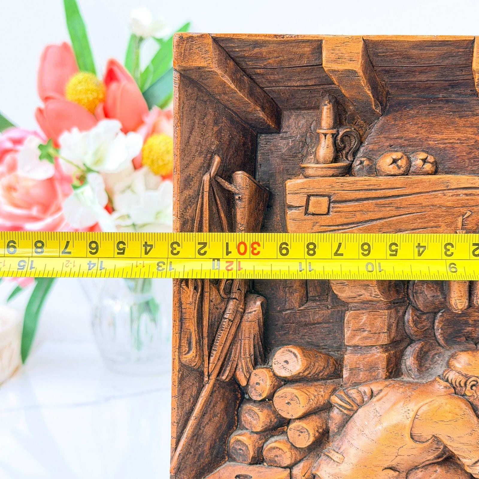 photo vinterior Continentaal rustiek gesneden eikenhouten wandpaneel, 3d haardscène, 20e eeuw