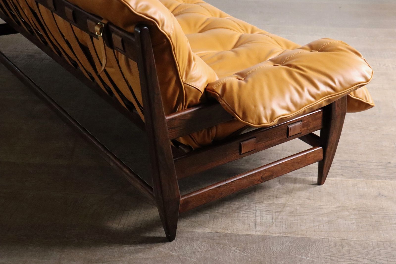 photo vinterior Jean Gillon Rodeio Sofa voor Italma Wood Art, Brazilië, 1965