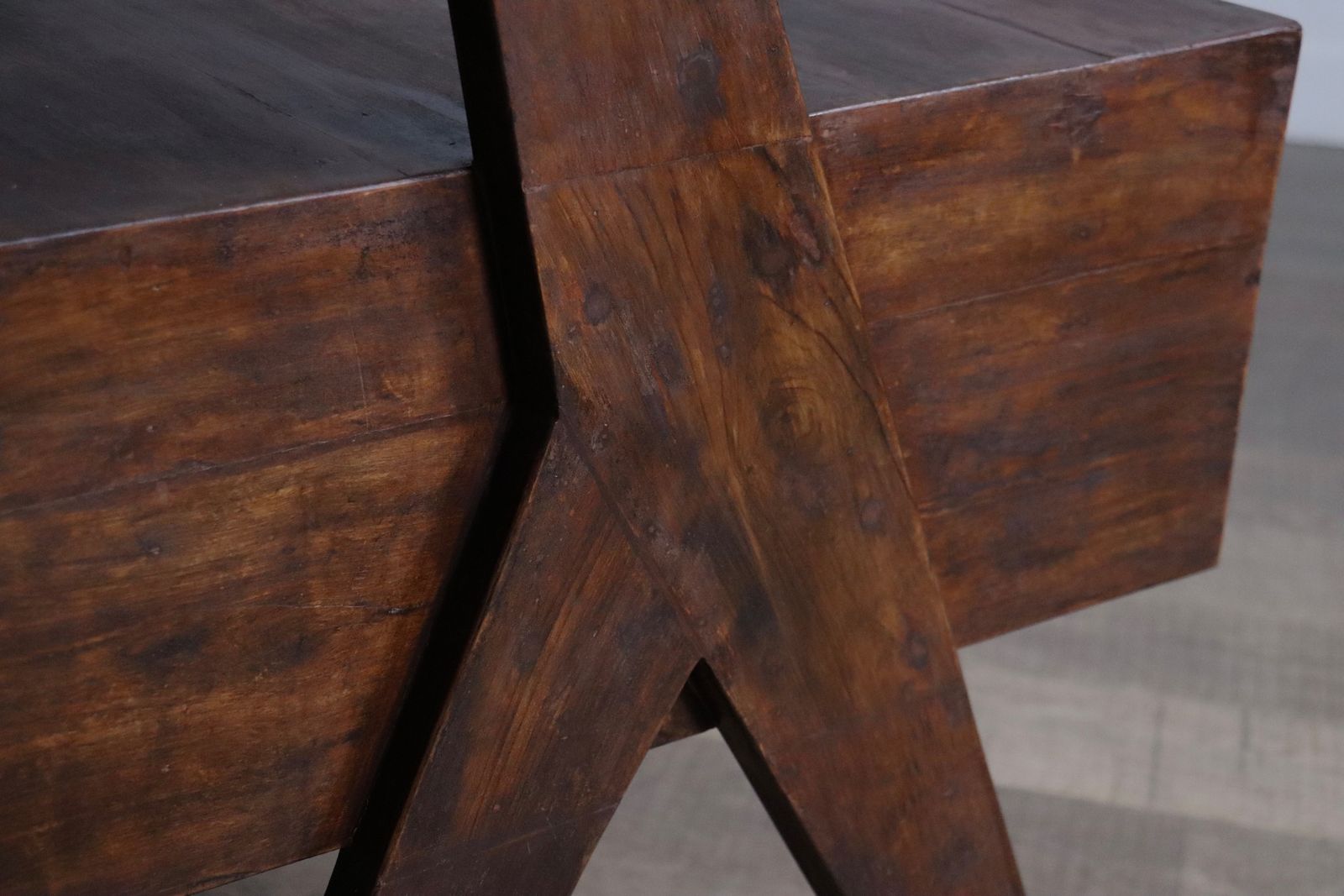 photo furniture Pierre Jeanneret Bureau met Geïntegreerde Lamp, Chandigarh, jaren 1950