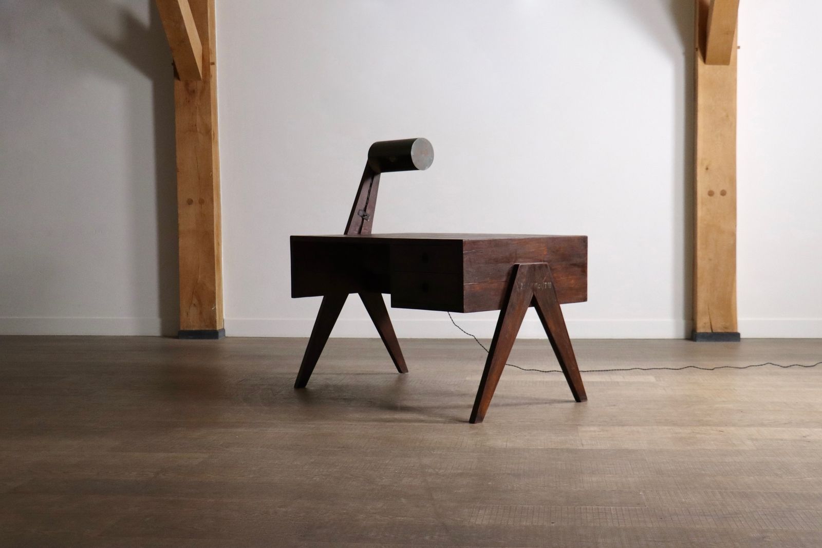 photo vintage Pierre Jeanneret Bureau met Geïntegreerde Lamp, Chandigarh, jaren 1950