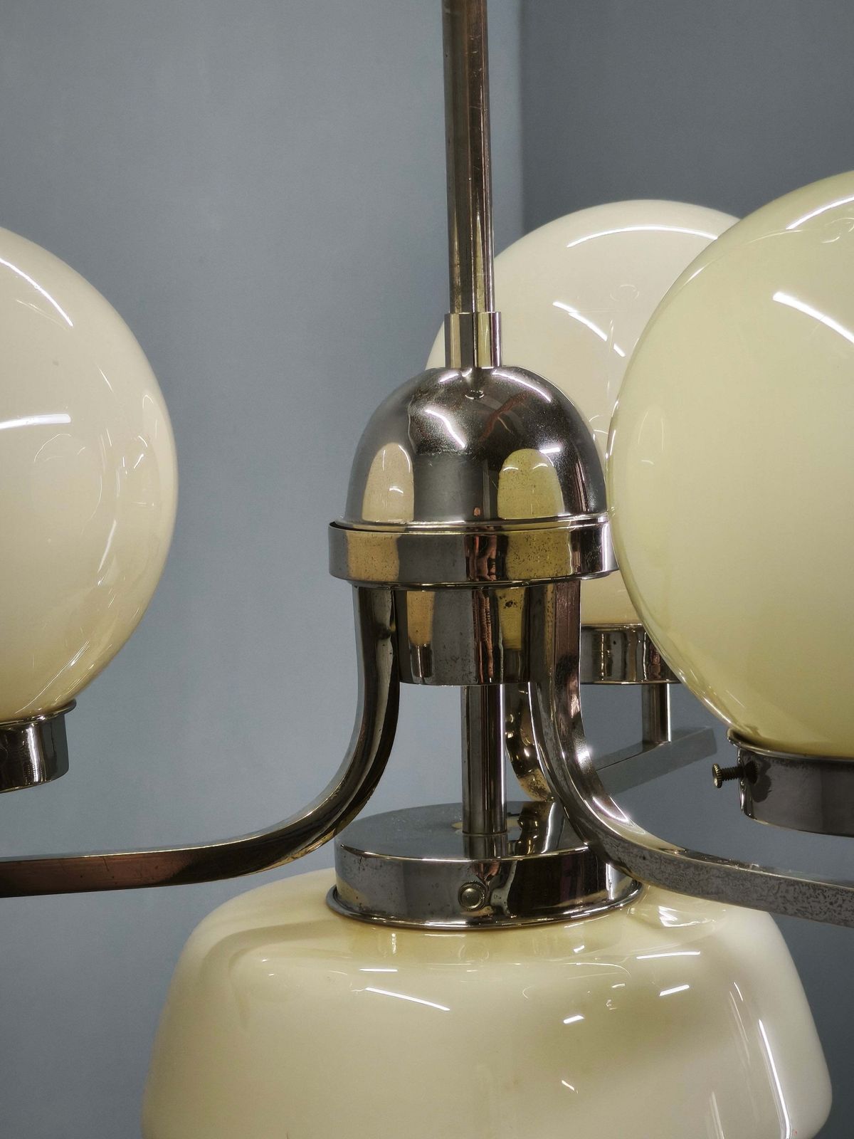 photo furniture Art Deco hanglamp van crèmekleurig glas en chroom, jaren 1930, Tsjecho-Slowakije