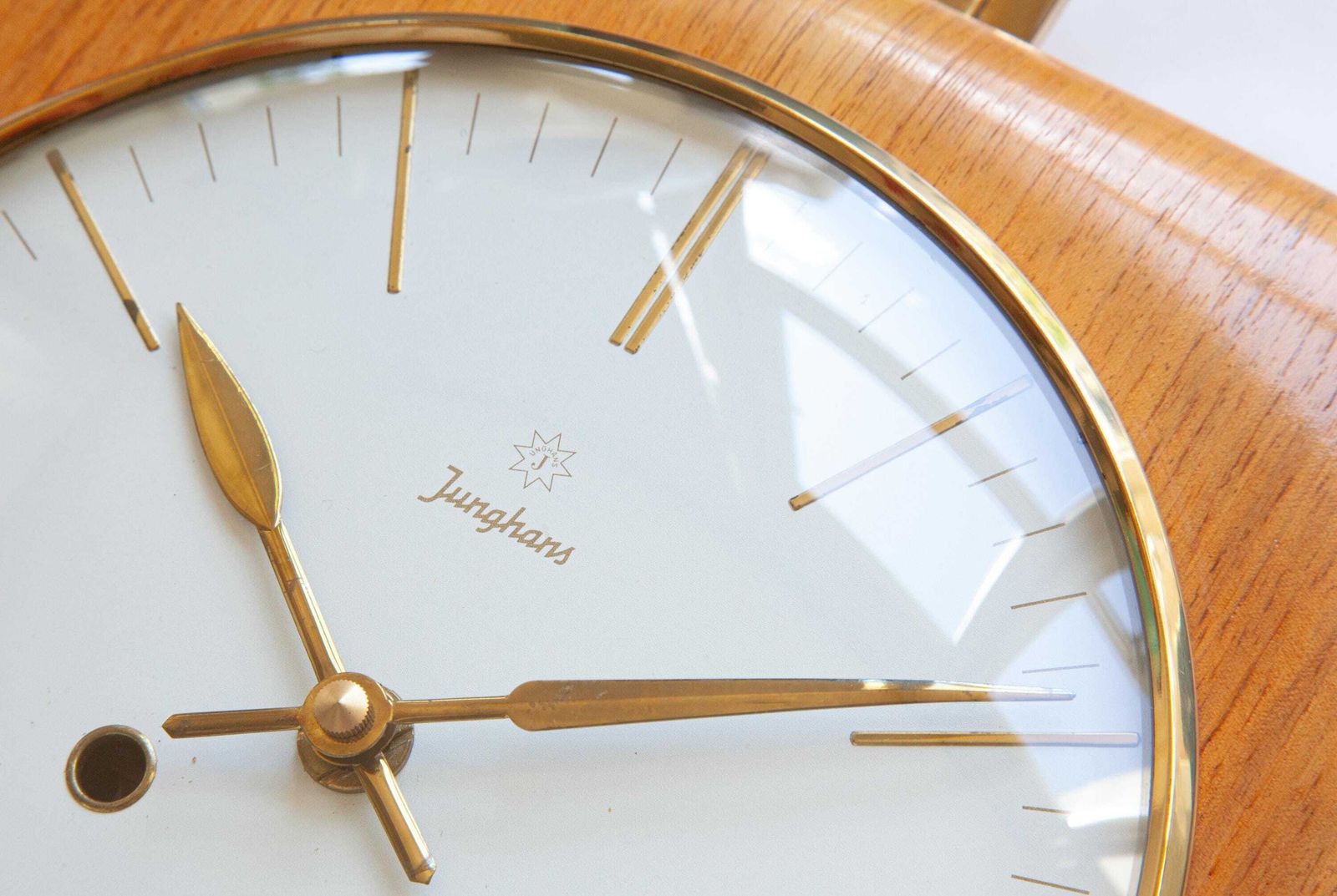 Junghans mid-century wandklok jaren 1950, modernisme, art deco, Bauhaus-stijl, Duitsland, messing, Exacta photo vinterior