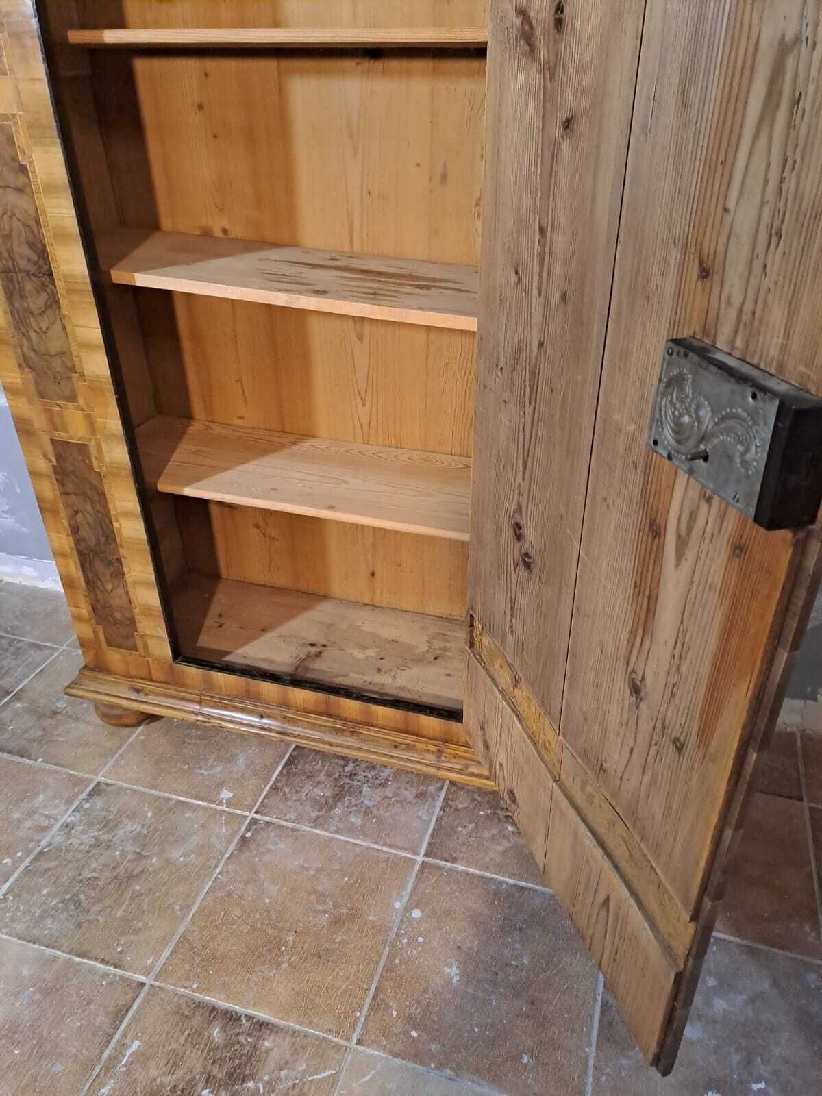 Mobilier Armoire européenne d'époque XVIIIe siècle en marqueterie, avec armoiries et motif en étoile. photo