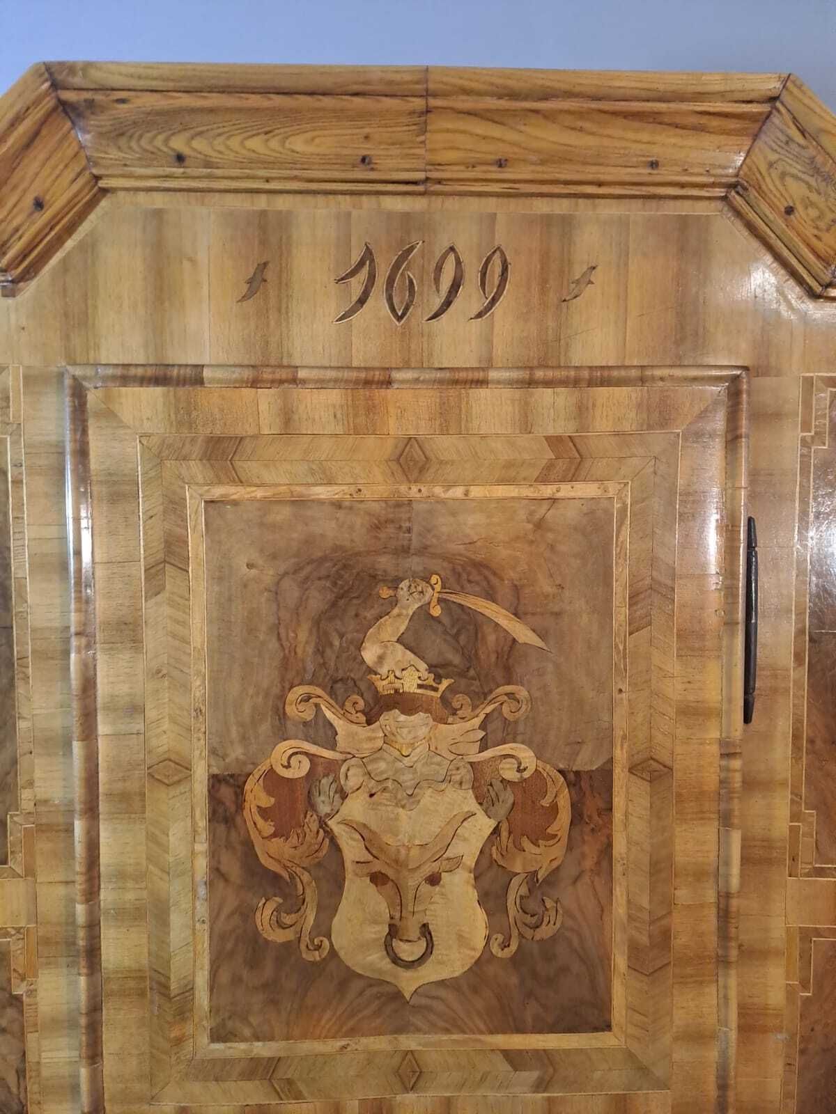 Armoire européenne d'époque XVIIIe siècle en marqueterie, avec armoiries et motif en étoile. photo vinterior