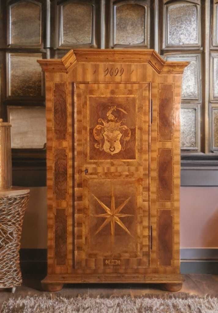 photo vinterior Armoire européenne d'époque XVIIIe siècle en marqueterie, avec armoiries et motif en étoile.