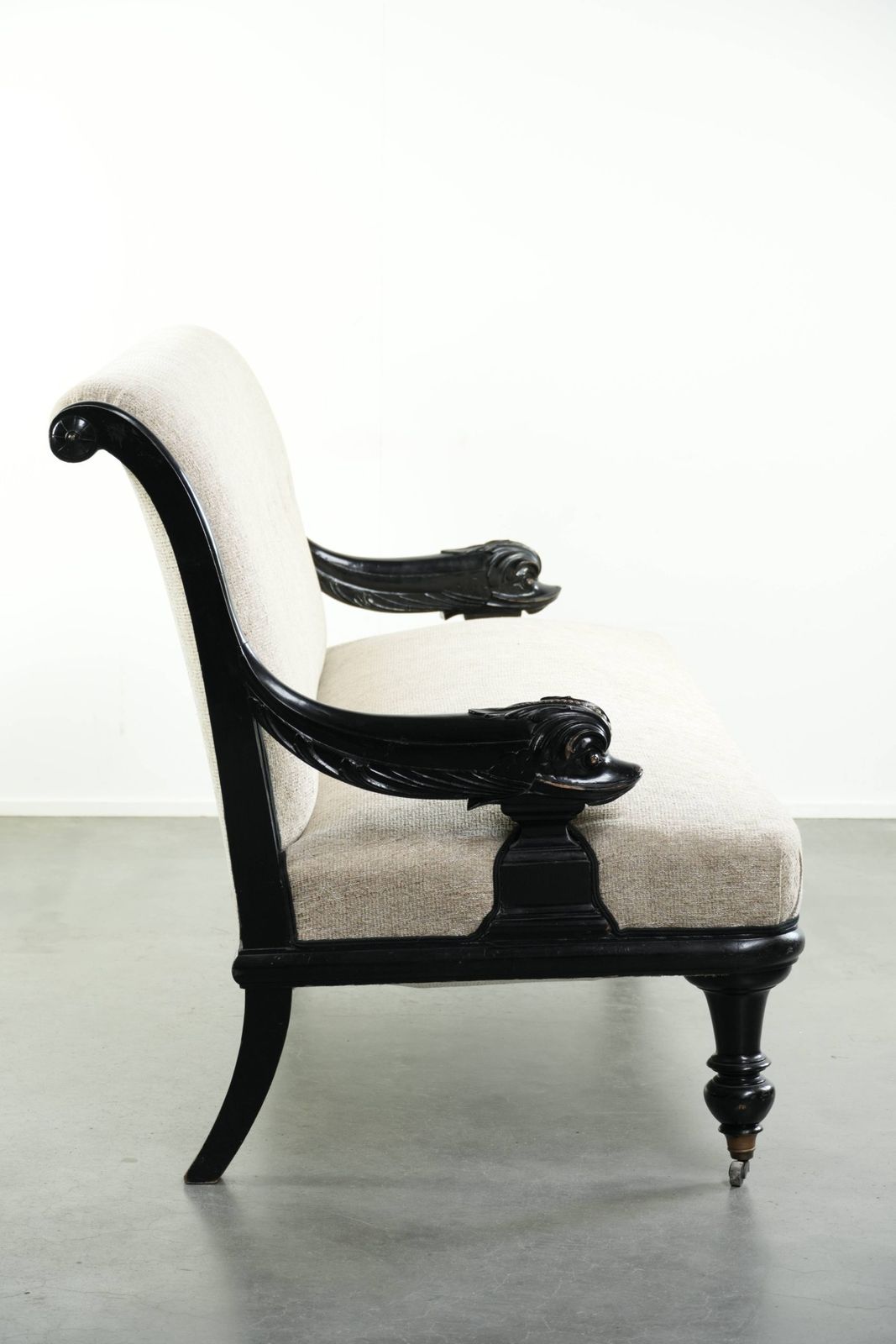 Luxueuze Franse sofa uit de 19e eeuw in Empire-stijl met crèmekleurige bekleding en uniek gedetailleerde armleuningen. photo furniture