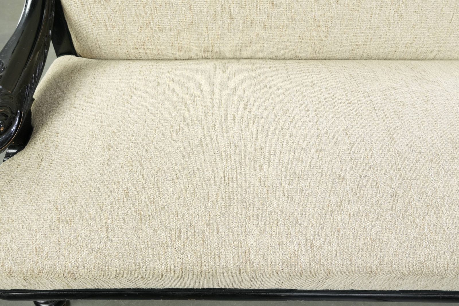 Luxueuze Franse sofa uit de 19e eeuw in Empire-stijl met crèmekleurige bekleding en uniek gedetailleerde armleuningen. photo 1835.0