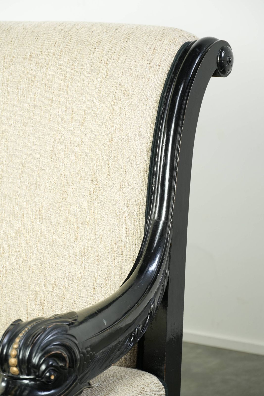 1835.0 Luxueuze Franse sofa uit de 19e eeuw in Empire-stijl met crèmekleurige bekleding en uniek gedetailleerde armleuningen. photo