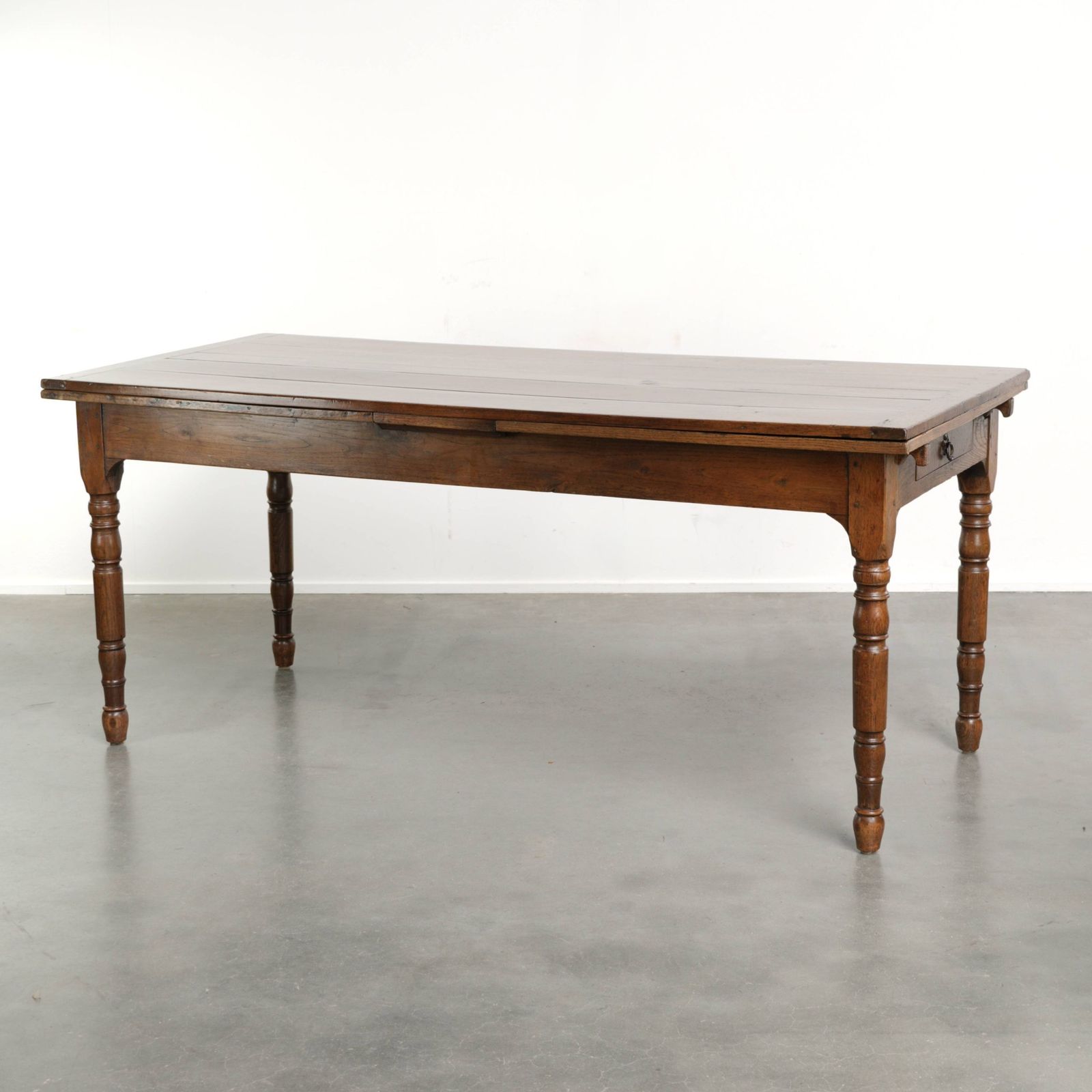 Grote antieke eiken eettafel uit de late 18e eeuw met uitschuifbare bladen en mooie patina.