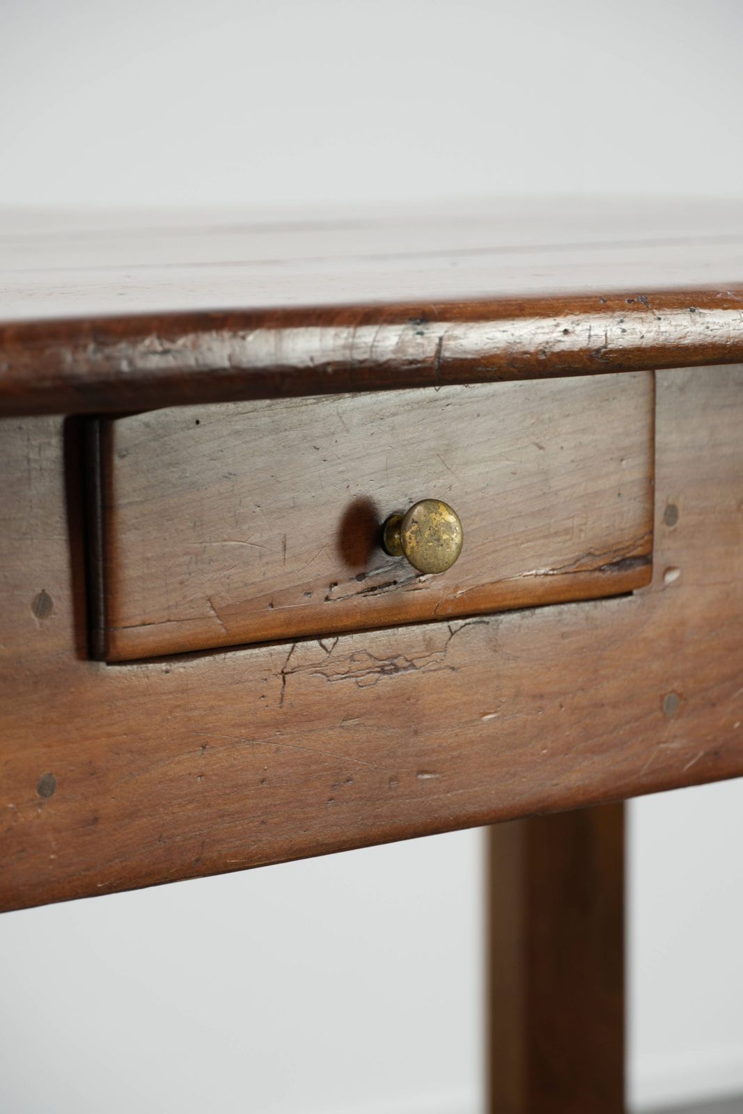 Karaktervolle antieke Franse eettafel uit de 18e eeuw met een fruithouten blad en een eikenhouten onderstel. photo vintage