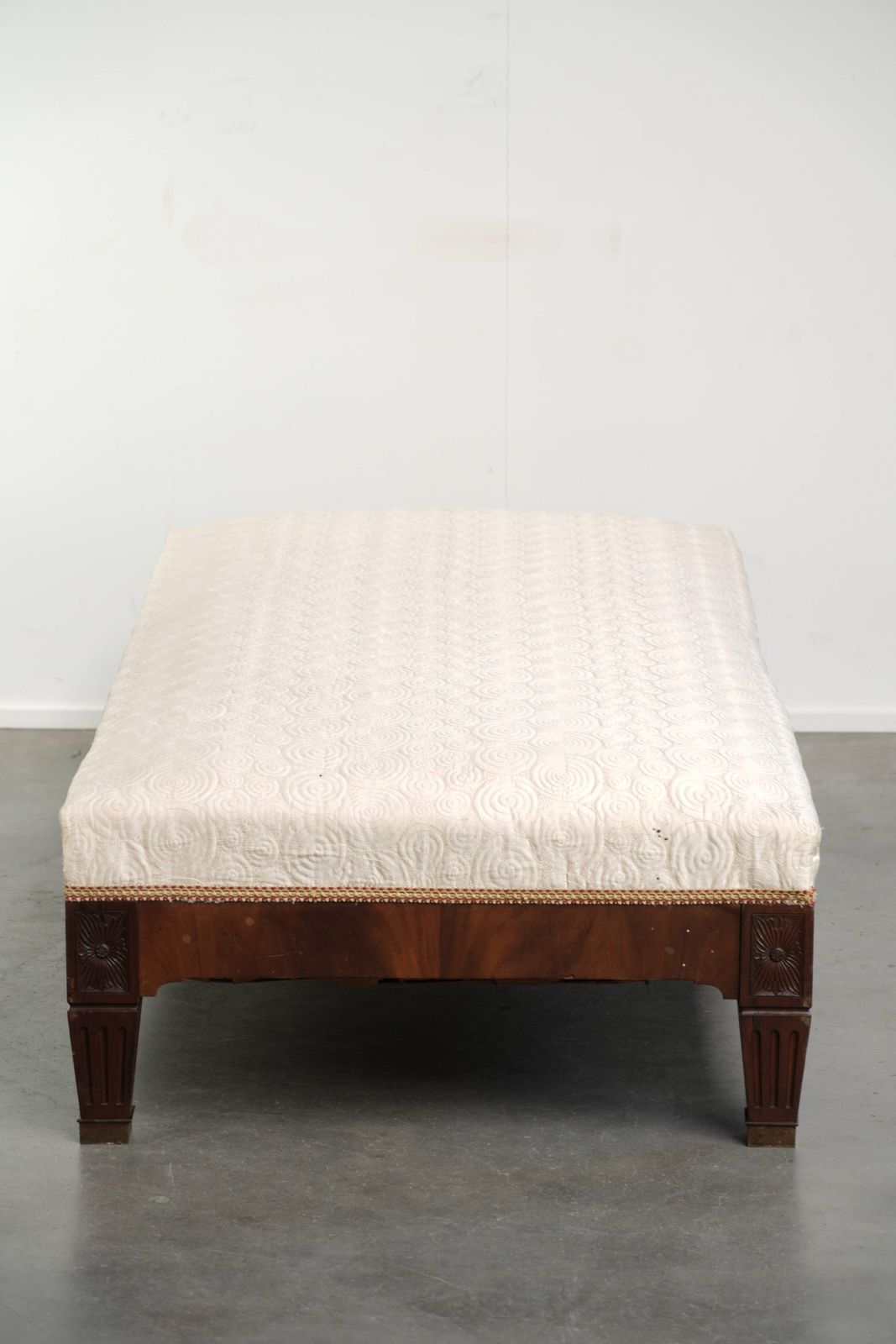 Antieke Franse bank, vensterbank, 19e eeuw, Empire-stijl, zijden bekleding met siermotief. photo furniture