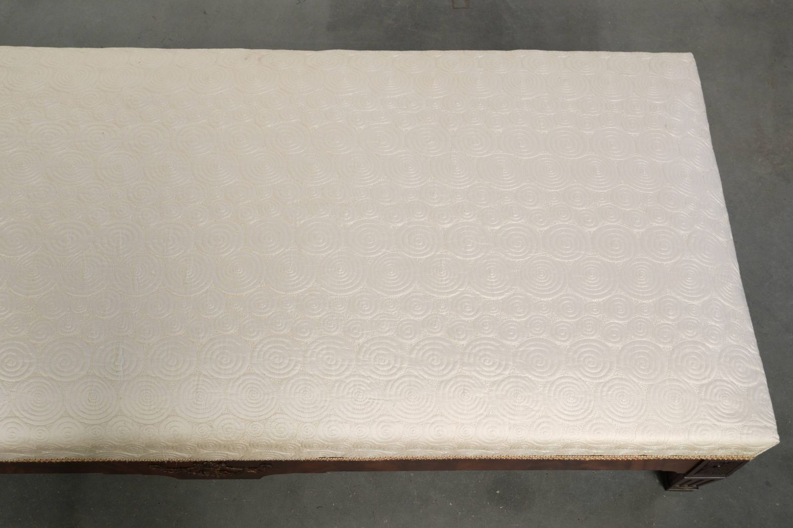 1278.0 Antieke Franse bank, vensterbank, 19e eeuw, Empire-stijl, zijden bekleding met siermotief. photo