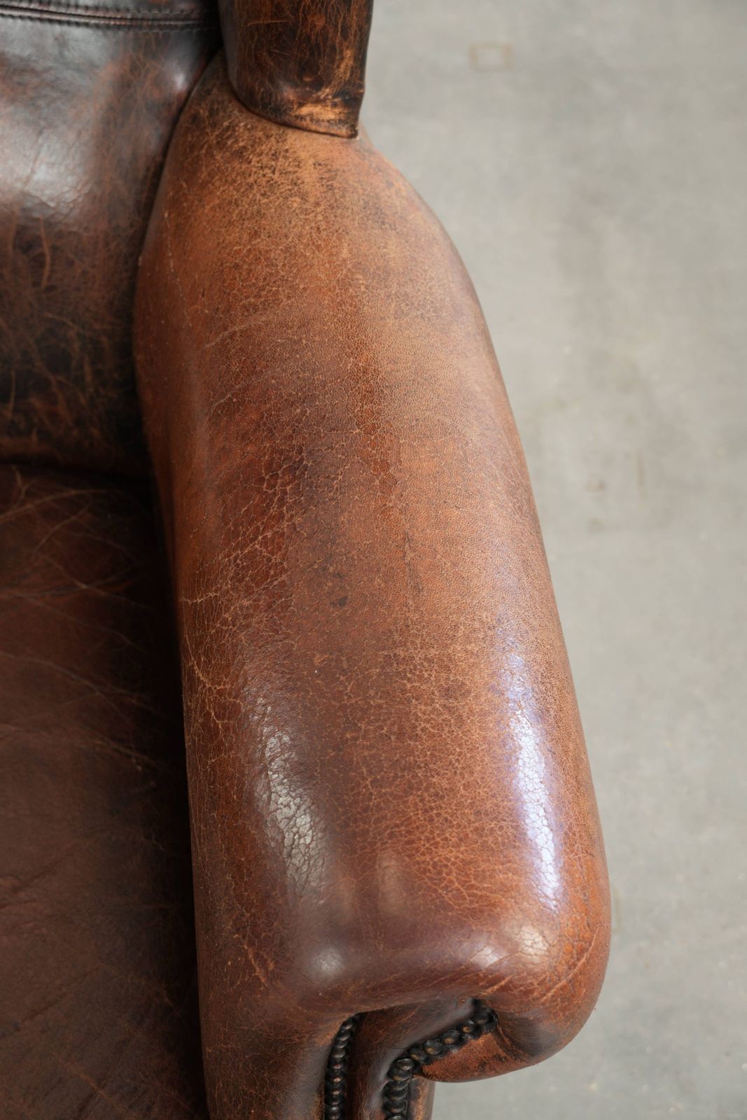 Ruime Vintage Schapenleren Oorfauteuil In Donkerbruin Met Siernagels photo 957.0