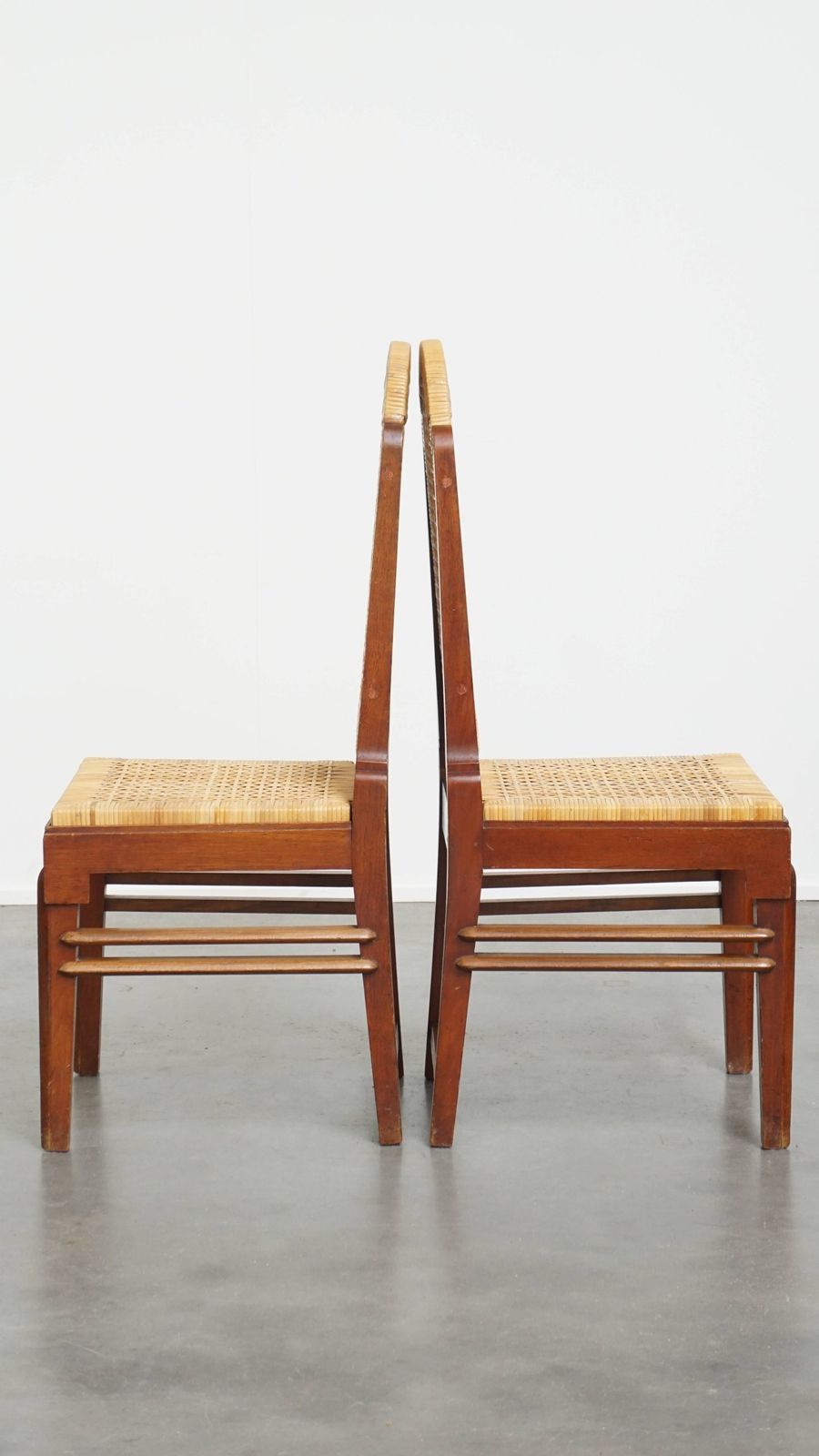 Unieke set van vier rieten art deco design eetkamerstoelen met hoge rugleuning en afneembaar gestoffeerd zitkussen photo vinterior