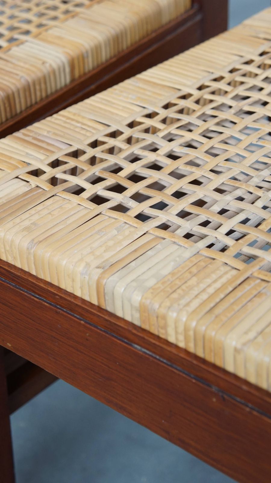 657.0 Unieke set van vier rieten art deco design eetkamerstoelen met hoge rugleuning en afneembaar gestoffeerd zitkussen photo