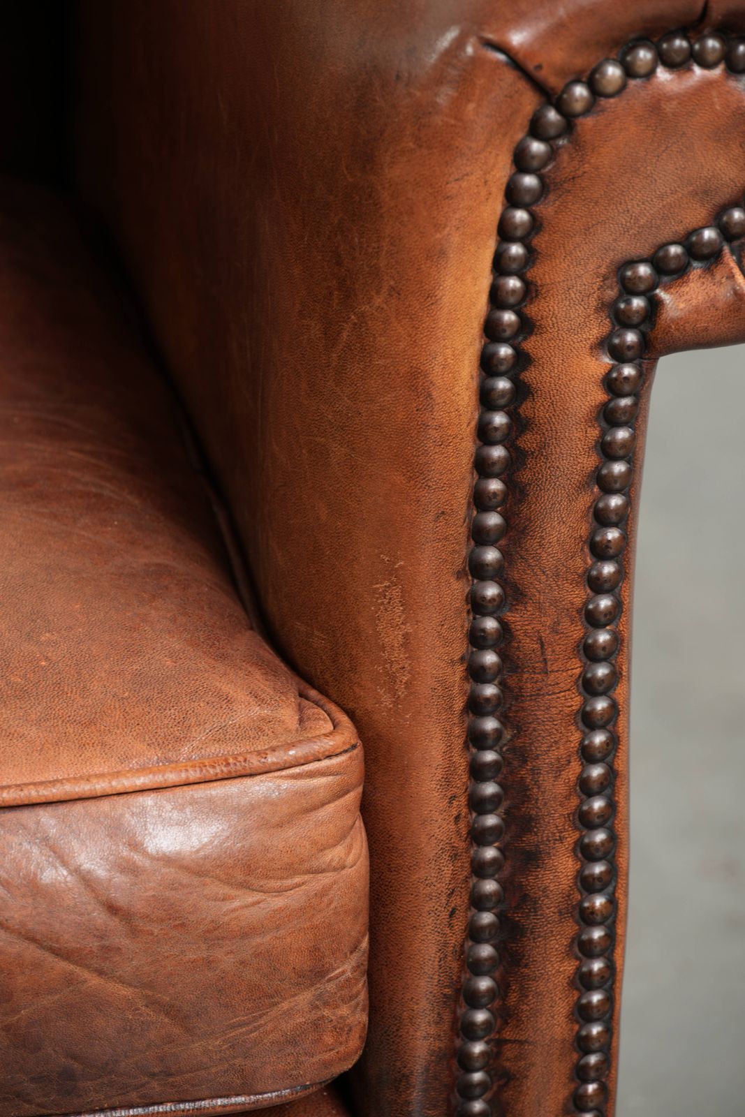 Meubels Vintage schapenleren fauteuil met comfortabele zitting en siernagels photo