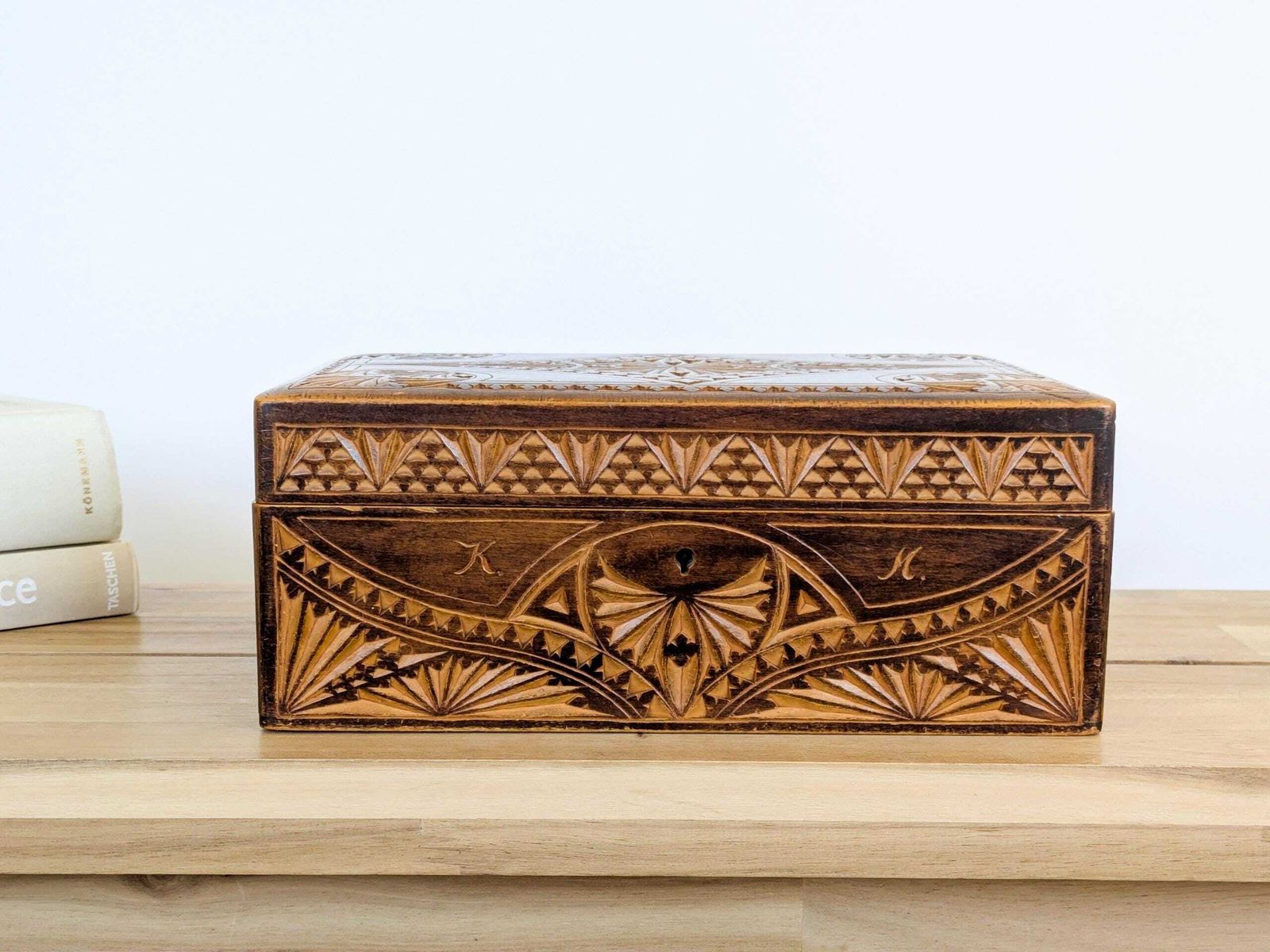 Antiek handgesneden houten kistje, Alpien volkskunst, sieradenbox of bureauopberger, messing beslag