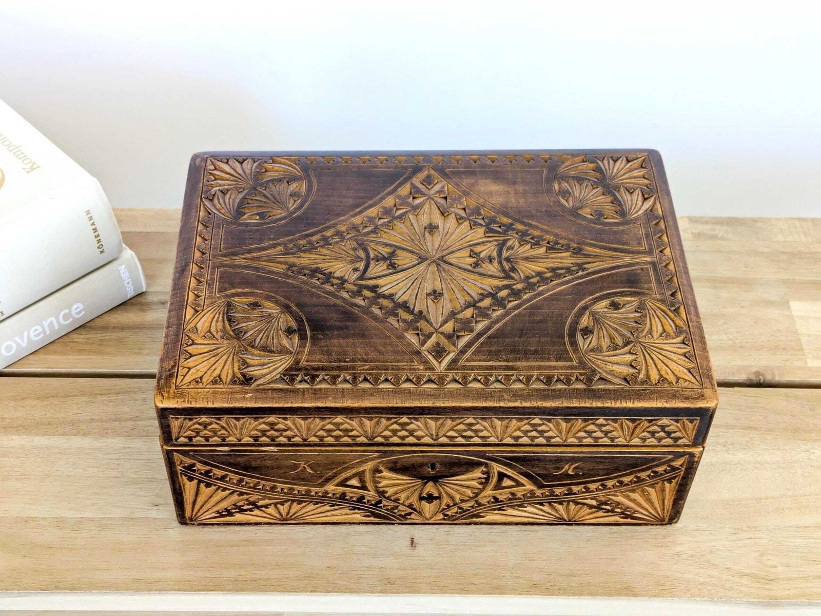 Antiek handgesneden houten kistje, Alpien volkskunst, sieradenbox of bureauopberger, messing beslag photo for sale