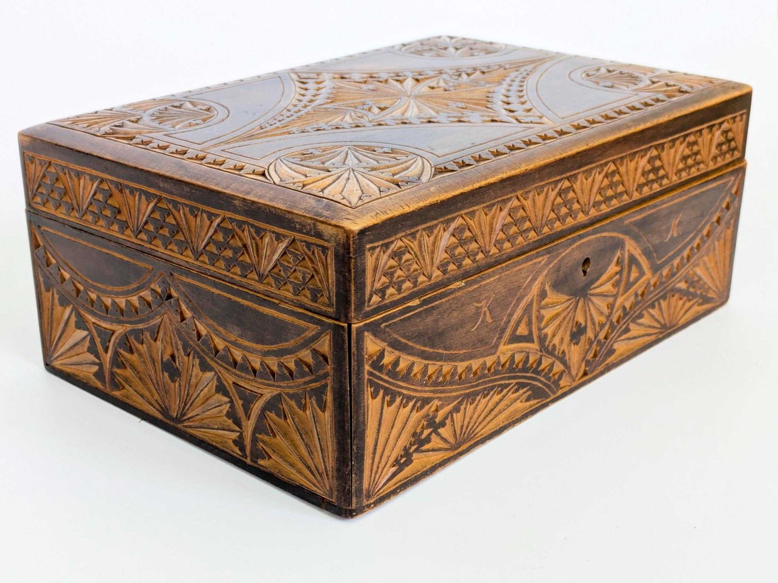 Antiek handgesneden houten kistje, Alpien volkskunst, sieradenbox of bureauopberger, messing beslag photo Woonaccessoires