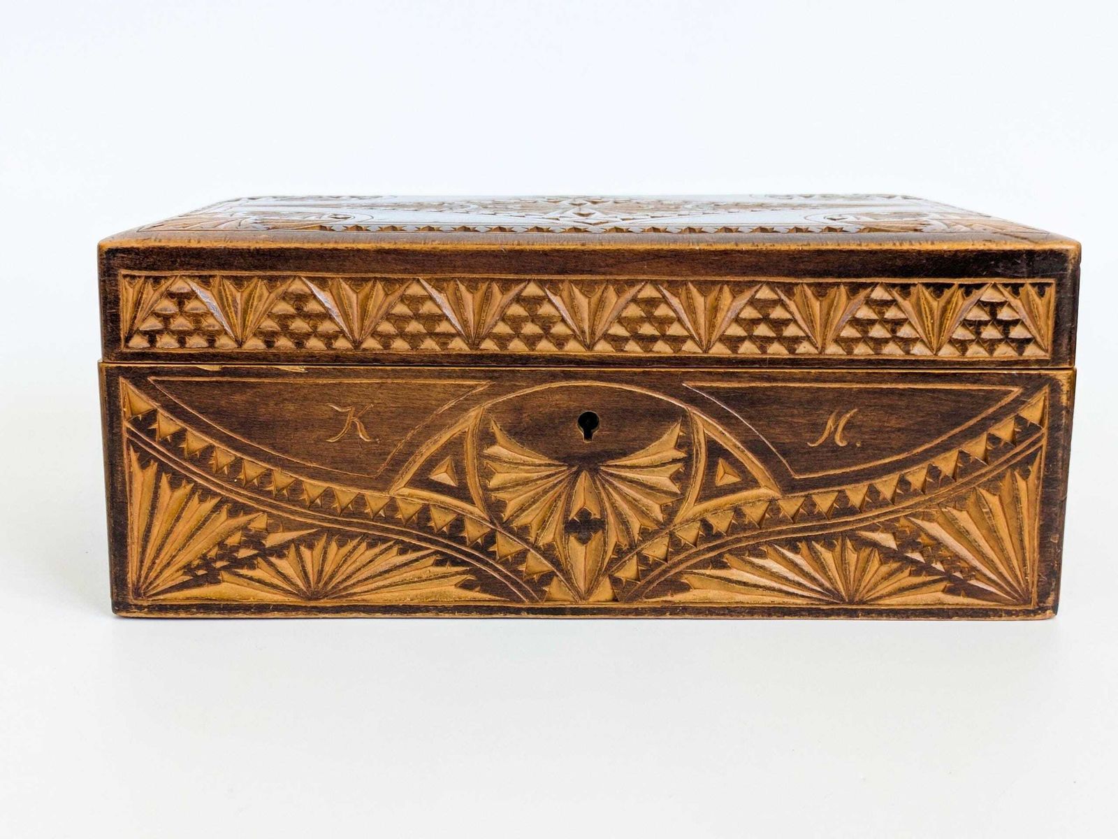 Antiek handgesneden houten kistje, Alpien volkskunst, sieradenbox of bureauopberger, messing beslag photo 119.0
