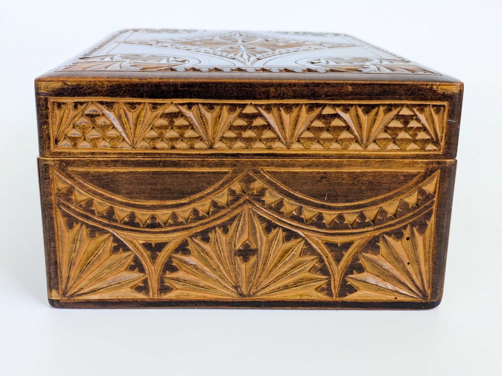 photo for sale Antiek handgesneden houten kistje, Alpien volkskunst, sieradenbox of bureauopberger, messing beslag