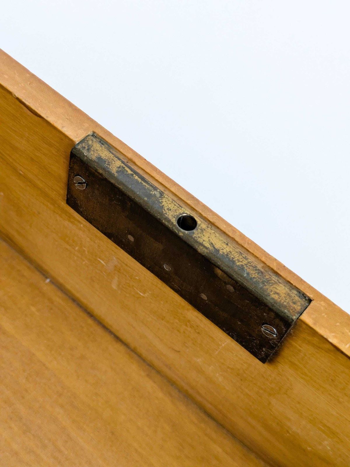 photo vintage Antiek handgesneden houten kistje, Alpien volkskunst, sieradenbox of bureauopberger, messing beslag