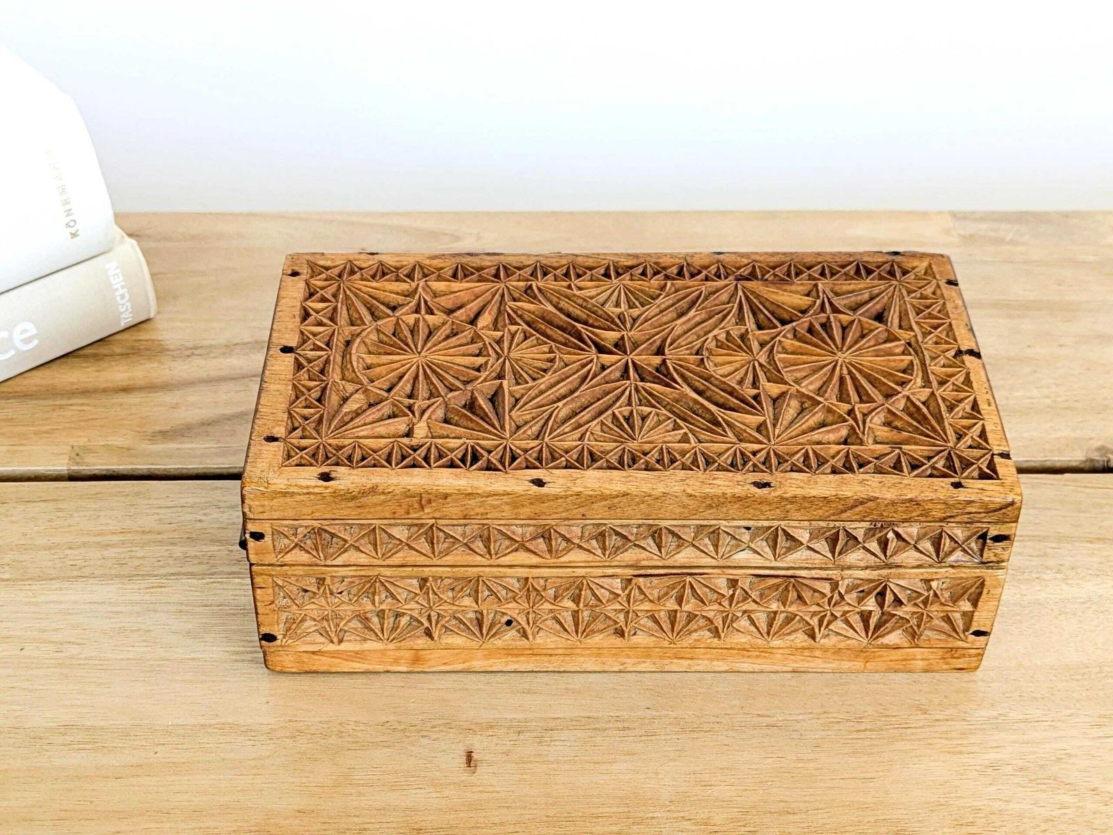 Antiek volkskunst gesneden houten dossierkistje met deksel, voor sieraden of bureauopberging photo furniture