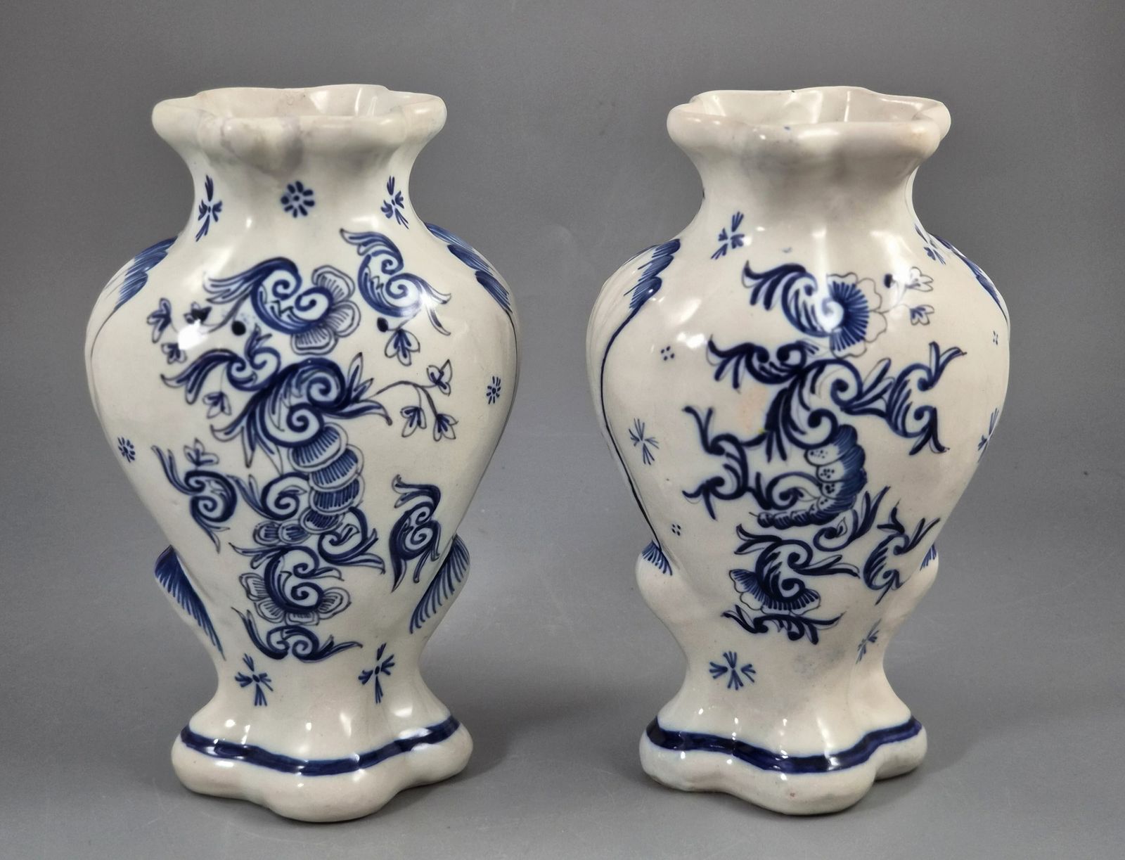 Een fraai en decoratief paar antieke Franse faïencen vazen, gemaakt door Fourmaintraux Courquin te Desvres, ca. 1880. photo for sale