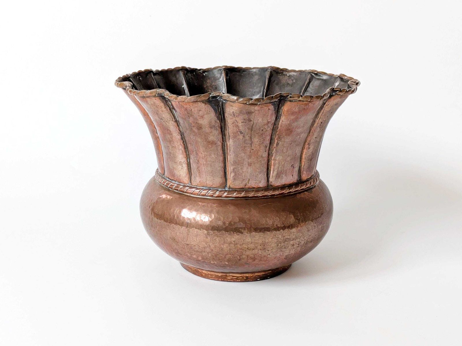 Mid-century Italiaanse koperen plantenbak, handgehamerd met geschulpte rand en koorddetail photo vinterior