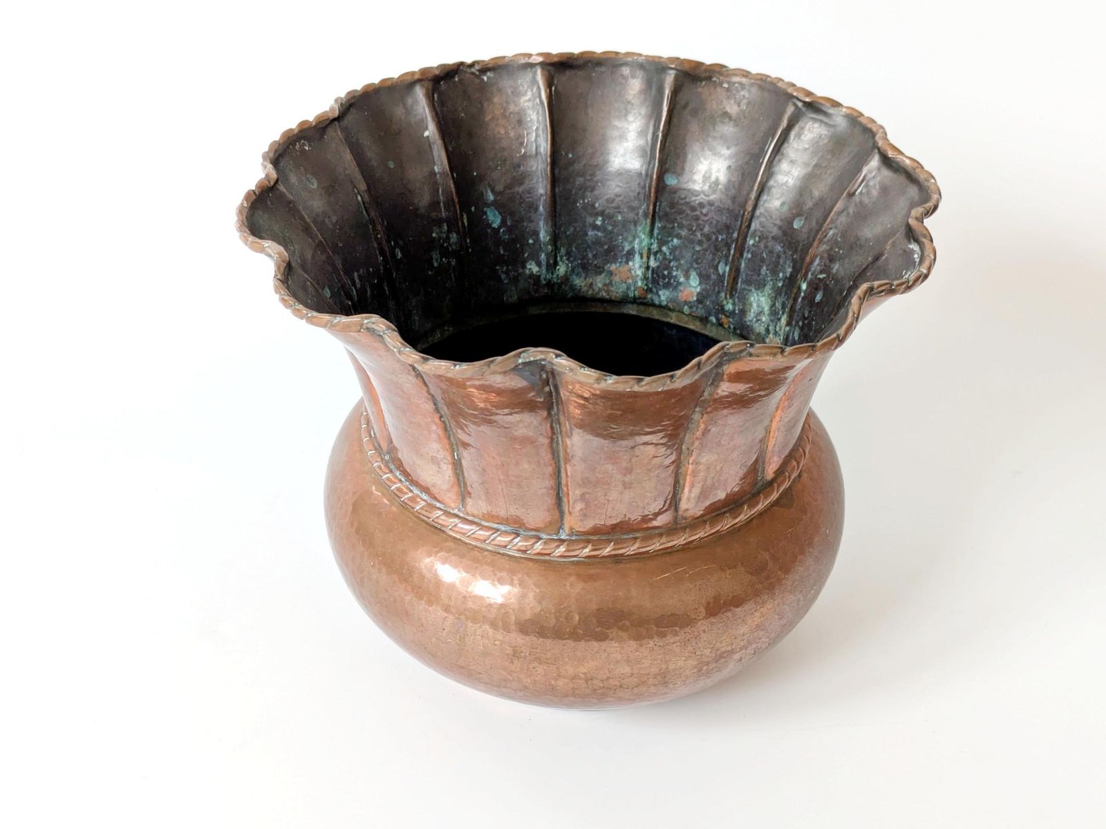 Mid-century Italiaanse koperen plantenbak, handgehamerd met geschulpte rand en koorddetail photo buy