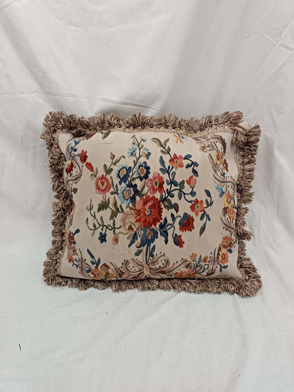 Grande housse de coussin en tapisserie de style Aubusson français, bouquet floral de roses et glands photo vinterior