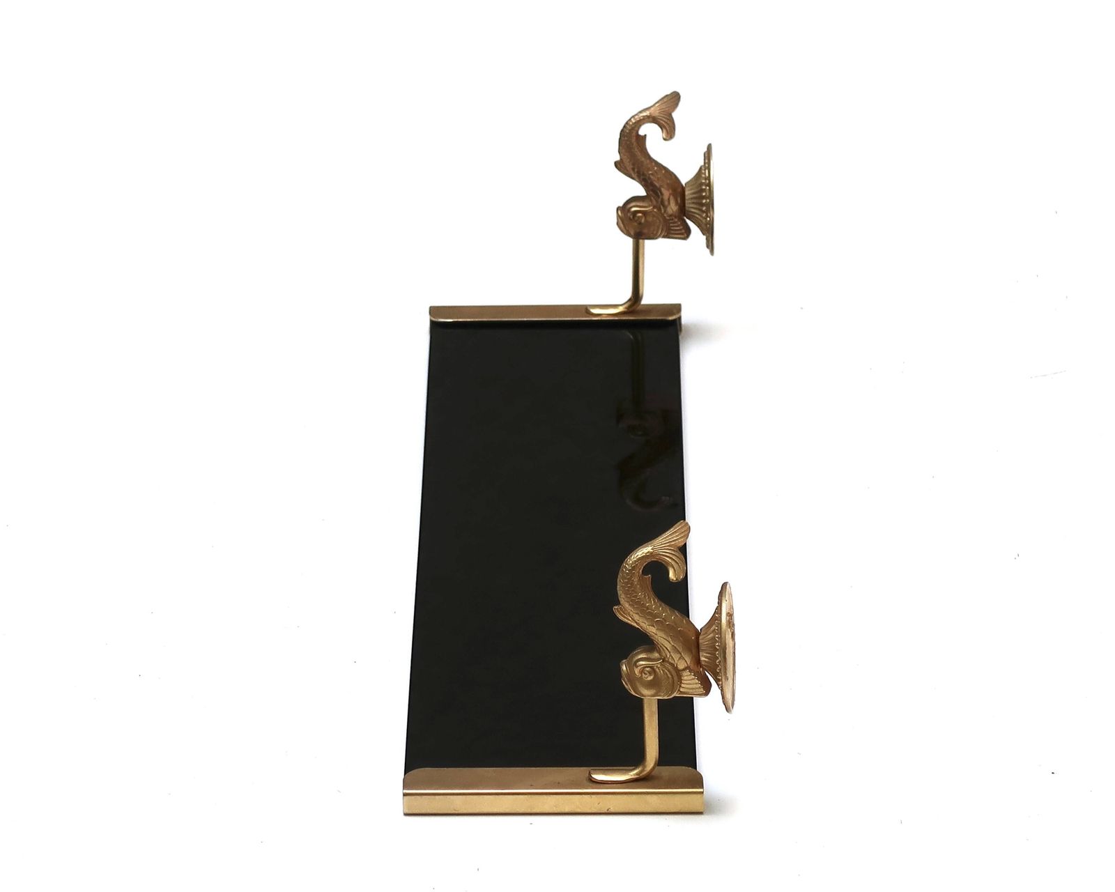 Étagère murale en métal doré et verre noir ornée de poissons. photo furniture