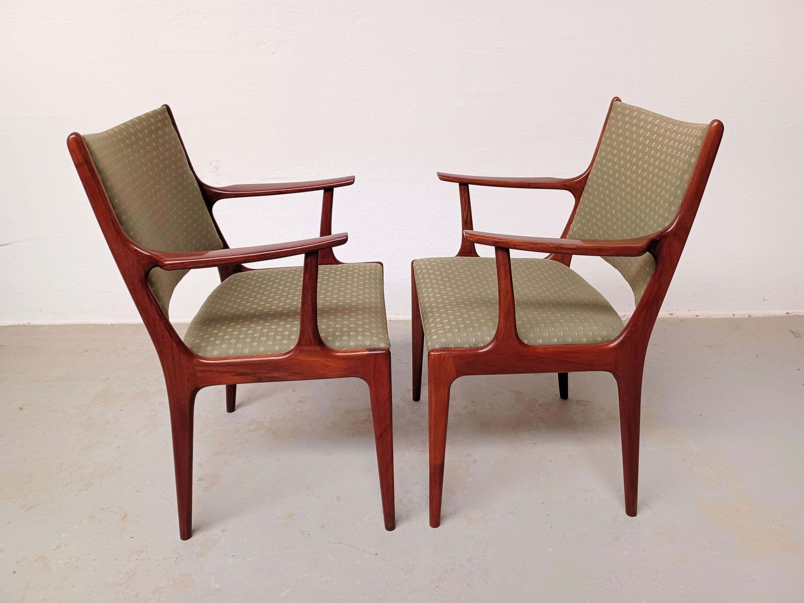 Paire de fauteuils Johannes Andersen en palissandre, restaurés et retapissés au choix photo for sale