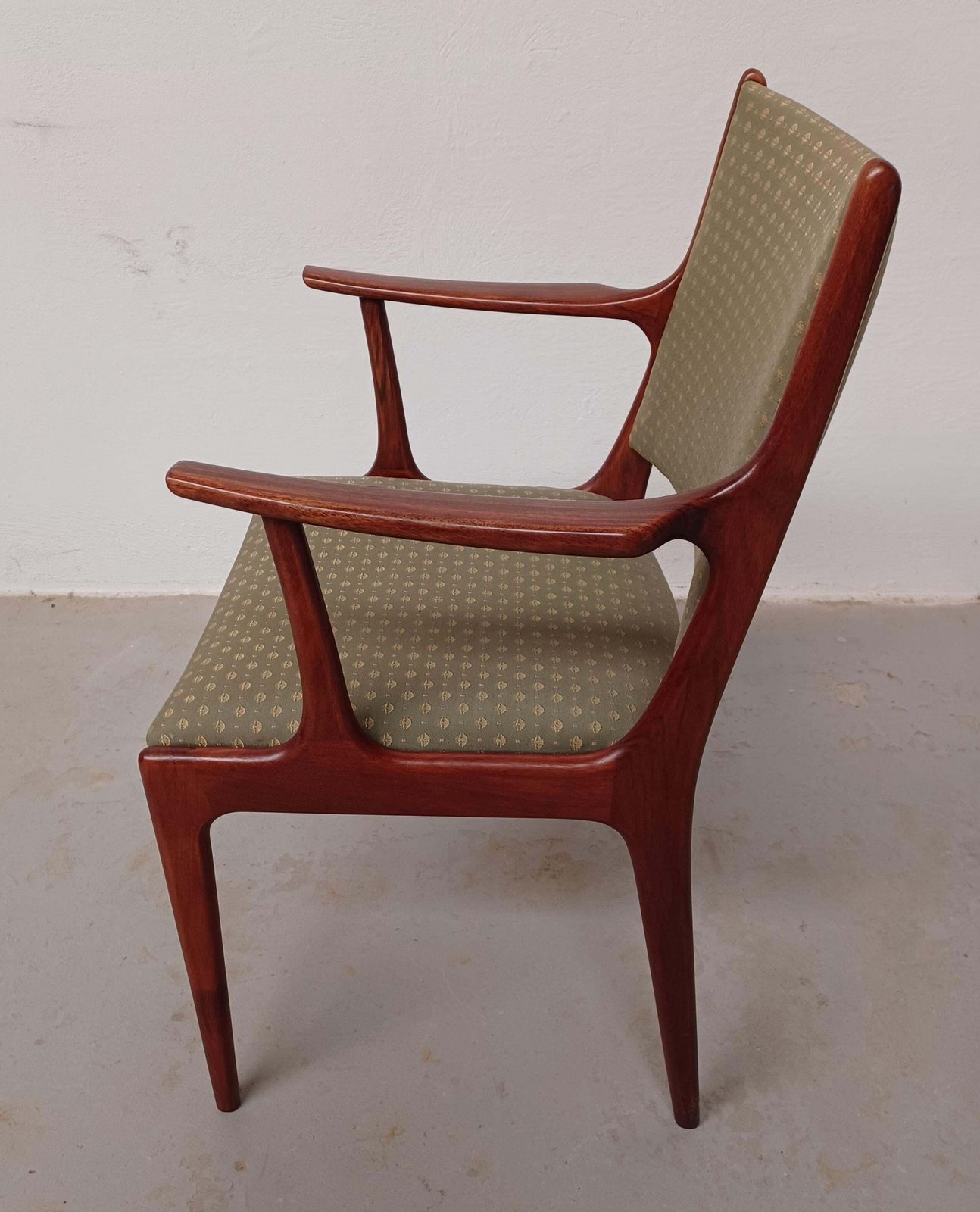 Fully Restored Johannes Andersen Rosewood Armhairs In Exellent Condition With Customizable Reupholstery photo vinterior
