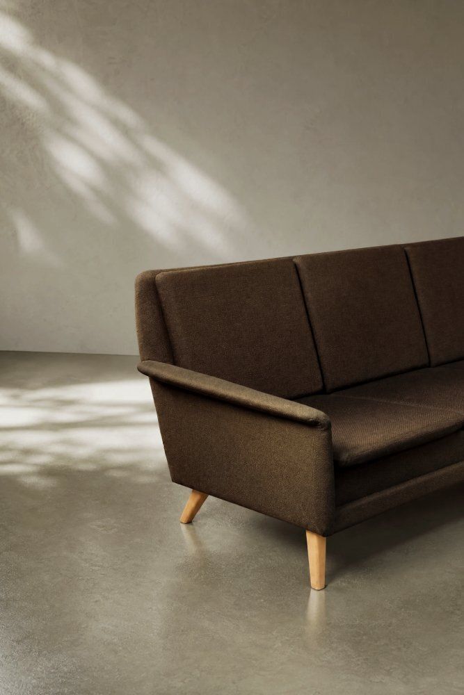 photo furniture Mid Century Danish Modern bruine 3-zitsbank van Folke Ohlsson voor Fritz Hansen, jaren 1960