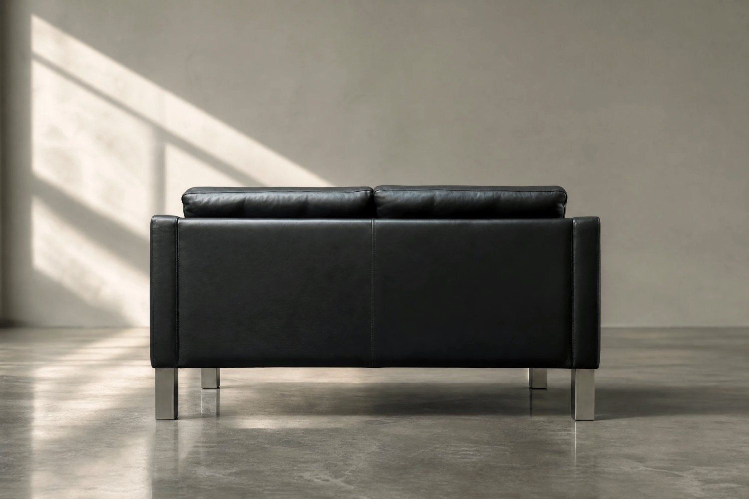 Mid-Century Danish Modern tweezits zwarte leren bank, jaren 1970 photo vinterior