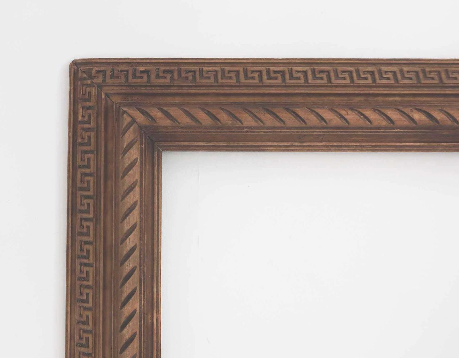 Grote antieke houten lijst in renaissancestijl, gesculpteerd. Engels, 19e eeuw photo Woonaccessoires