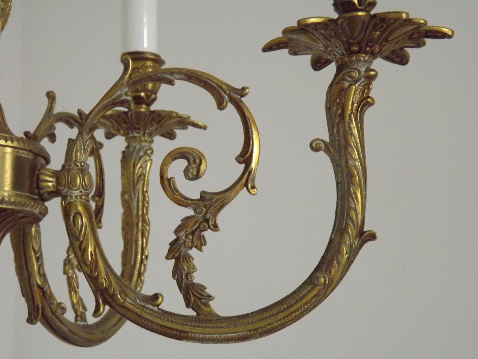 photo vintage Elegante Franse bronzen Art Nouveau kroonluchter met 5 lichtpunten