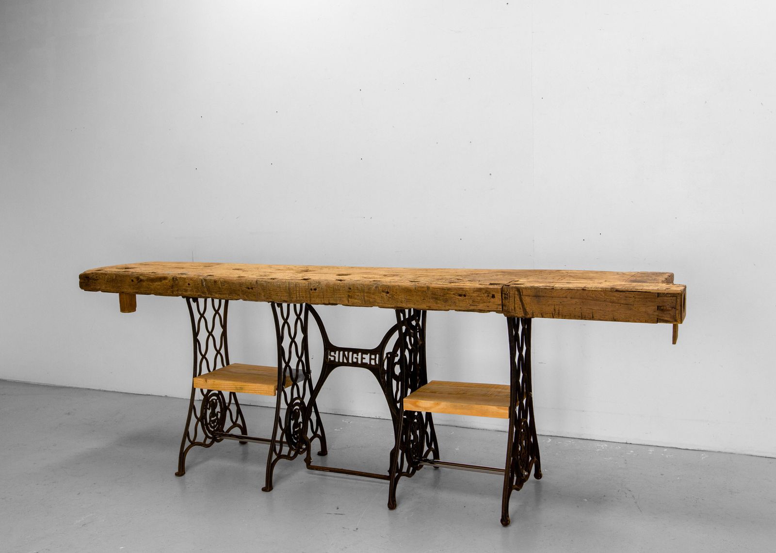 photo furniture Grote antieke werkbank van platanenhout op Singer naaimachinevoeten