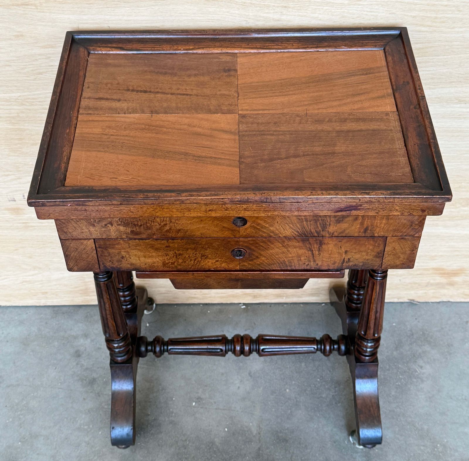Table à ouvrage d'époque en bois figuré, intérieur aménagé et miroir photo 1500.0