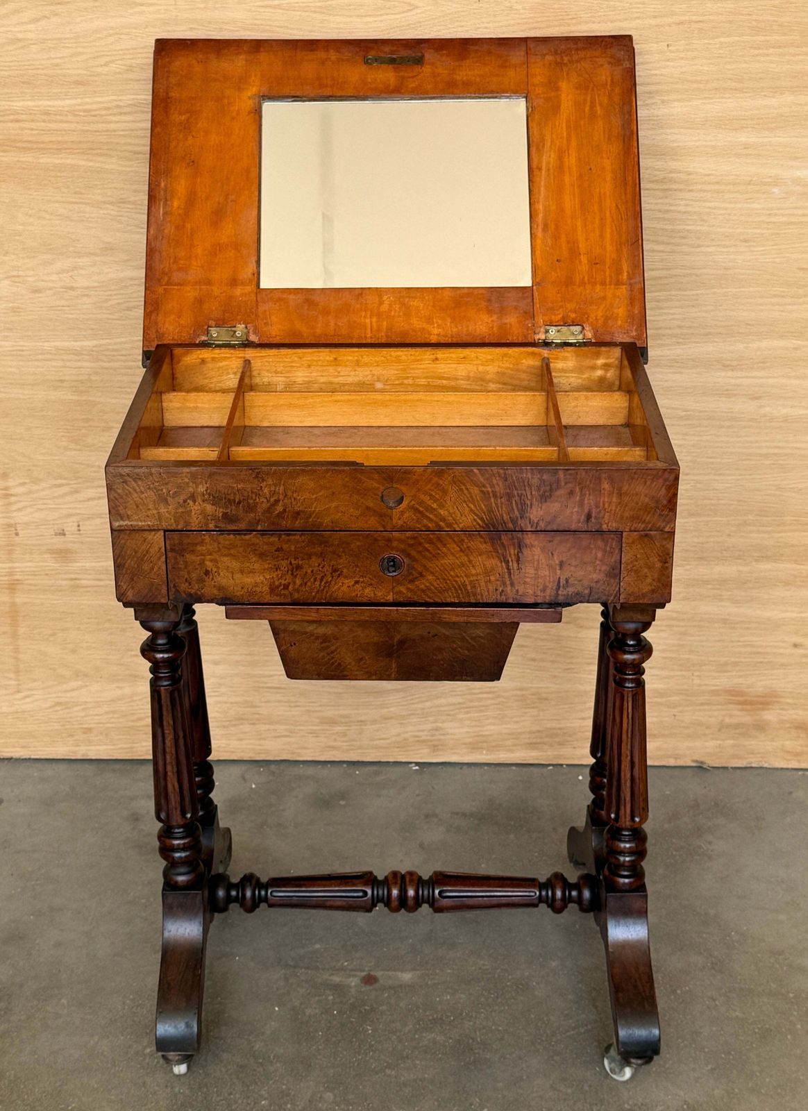 photo for sale Table à ouvrage d'époque en bois figuré, intérieur aménagé et miroir
