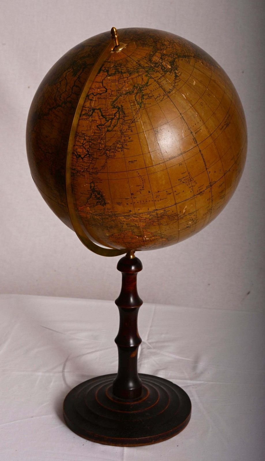 photo furniture Antieke fysieke aardglobe van Prof. Dr. Krause, geproduceerd door Paul Raeth